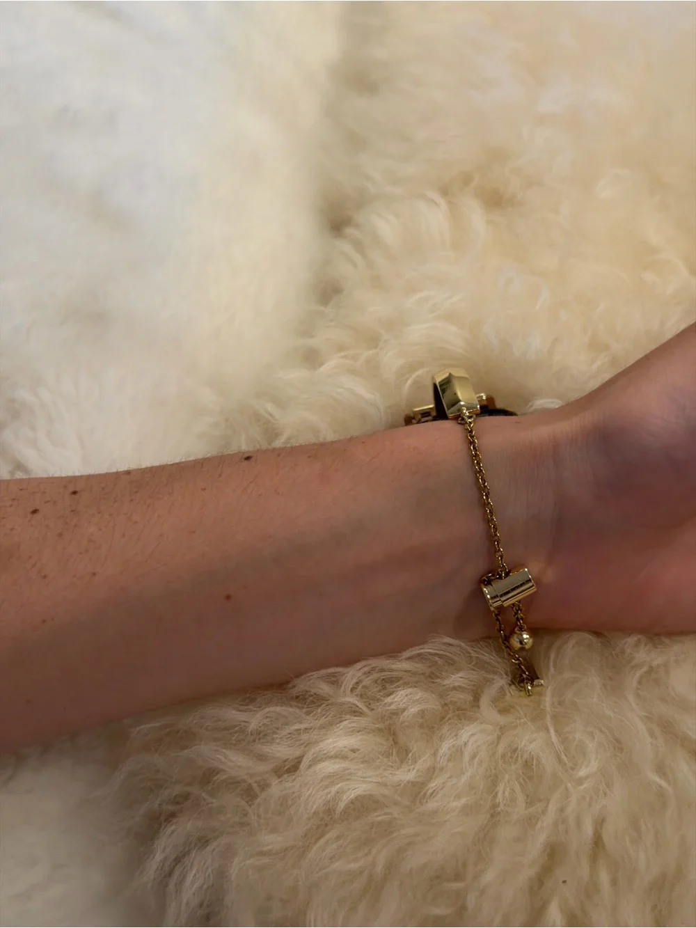 Apple Watch SE with adjustable gold band